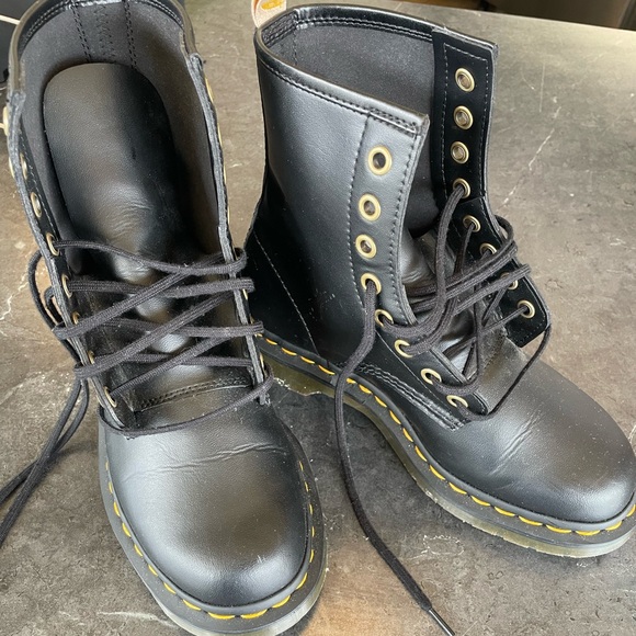 Men Dr Marten boots - Picture 2 of 8